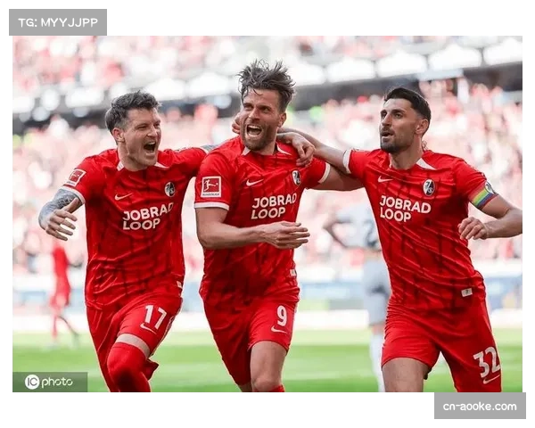 弗赖堡前锋霍勒抓住诺伊尔失误破门,但球队未能守住胜果 弗赖堡前锋霍勒抓住诺伊尔失误破门,但球队未能守住胜果